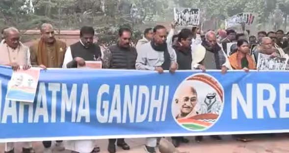 100 நாள் வேலை திட்டம் பெயர் மாற்றம்: பார்லி. வளாகத்தில் எதிர்க்கட்சியினர் பேரணி